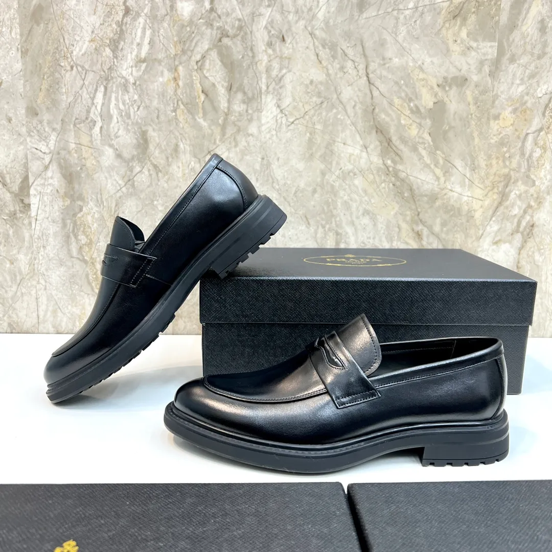 Original order quality: P580 Brand: PRADA (Prada) Standard code: Men's size 38/44 (45 can be customized) Grade: Same style as the official website High-quality men's shoes Material: Original cowhide Water-dyed cowhide lining Rubber outsole Style categories: Men's fashionable formal leather shoes Slip-on men's shoes series Young fashion European and American trends British style Top luxury Color: Actual picture